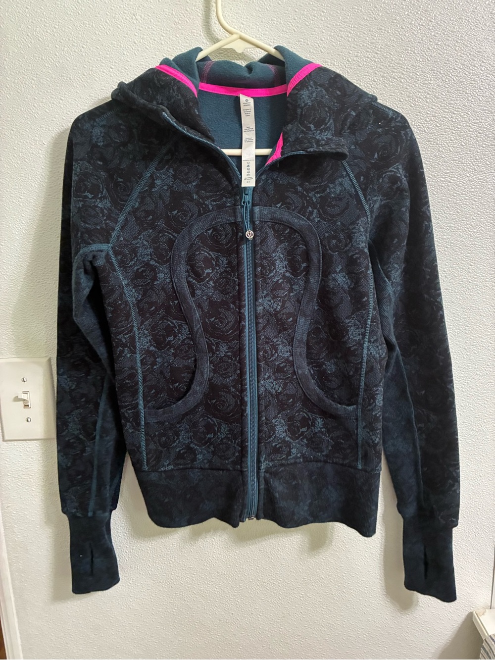 Lululemon athletica Charcoal Zip Hoodie with Hot Pink Trim & unique pattern 4
